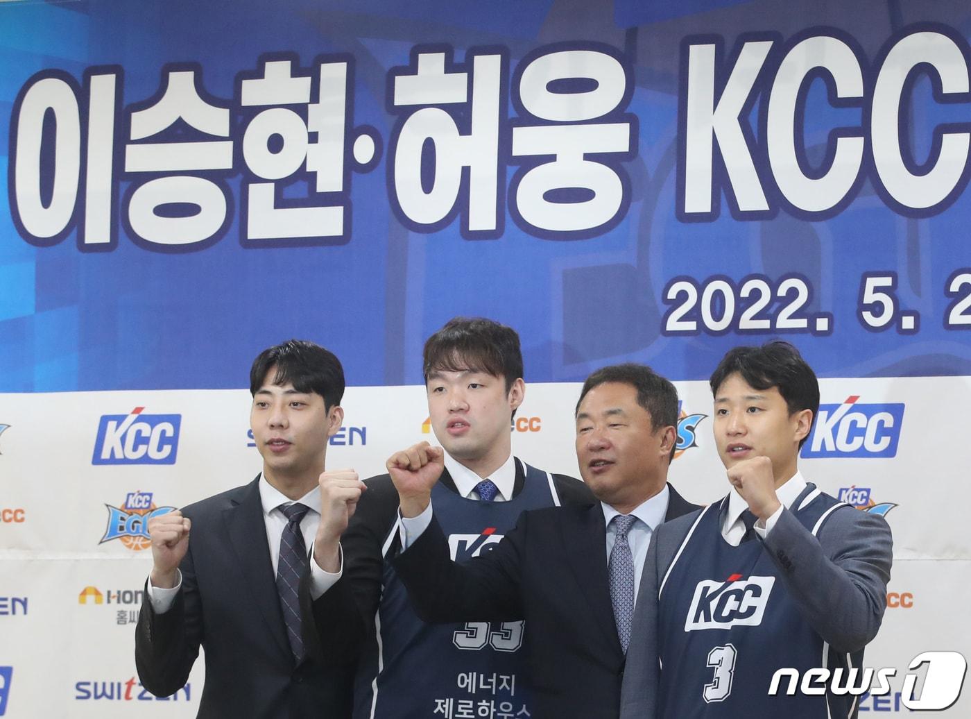 본문 이미지 - 전창진 프로농구 전주KCC 감독과 이승현, 허웅, 주장 정창영이 24일 오후 서울 서초구 KCC본사에서 열린 '전주 KCC 이지스 입단식'에서 포즈를 취하고 있다. 왼쪽부터 KCC 주장 정창영, 이승현, 전창진 감독, 허웅. 2022.5.24/뉴스1 ⓒ News1 송원영 기자