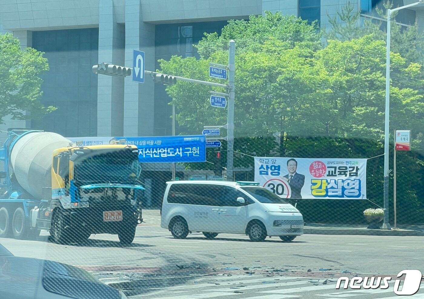 충돌 사고가 난 덤프트럭(독자 제공)ⓒ 뉴스1