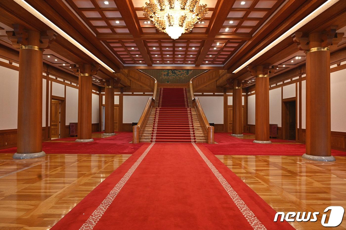 대통령실이 오는 26일부터 기존 청와대 본관 실내를 개방하고 관저 건물 내부도 공개하겠다고 24일 밝혔다. 사진은 청와대 본관 1층. (대통령실 제공) 2022.5.24/뉴스1 ⓒ News1 오대일 기자