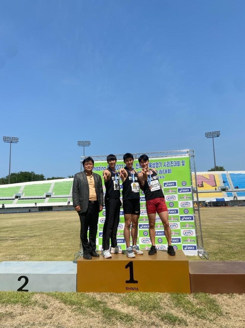 본문 이미지 - 남자 육상 100m 대학 신기록을 세운 이준혁 (오른쪽 두 번째) (이준혁 제공) ⓒ 뉴스1