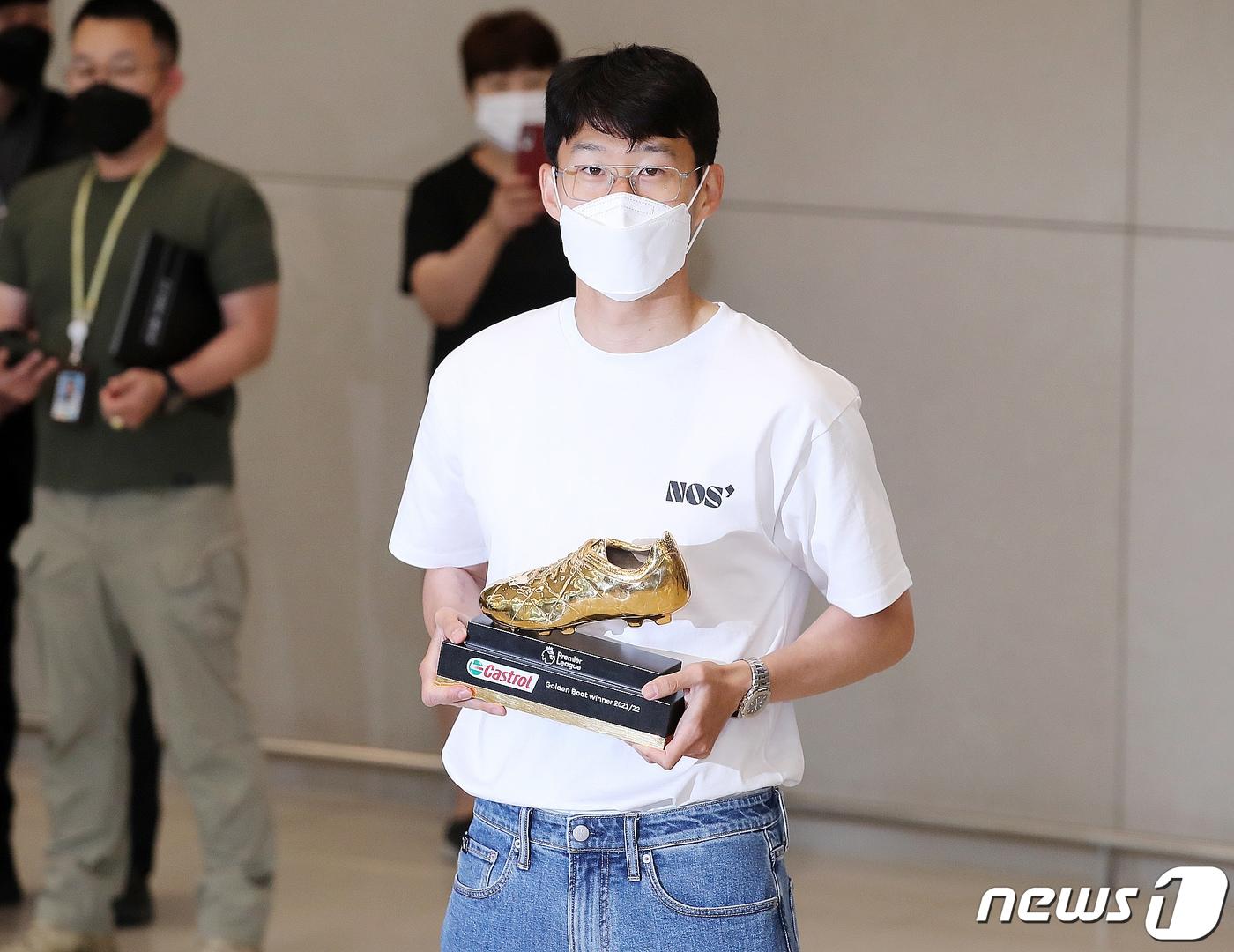 본문 이미지 - 아시아 선수로는 역대 최초로 잉글랜드 프로축구 프리미어리그(EPL) 득점왕에 등극한 손흥민(토트넘)이 24일 오후 인천국제공항을 통해 귀국해 골든부츠를 들고 포즈를 취하고 있다. 2022.3.22/뉴스1 ⓒ News1 김진환 기자