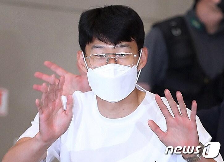 본문 이미지 - 아시아 선수로는 역대 최초로 잉글랜드 프로축구 프리미어리그(EPL) 득점왕에 등극한 손흥민(토트넘)이 24일 오후 인천국제공항을 통해 귀국해 미소를 짓고 있다. ⓒ News1 김진환 기자