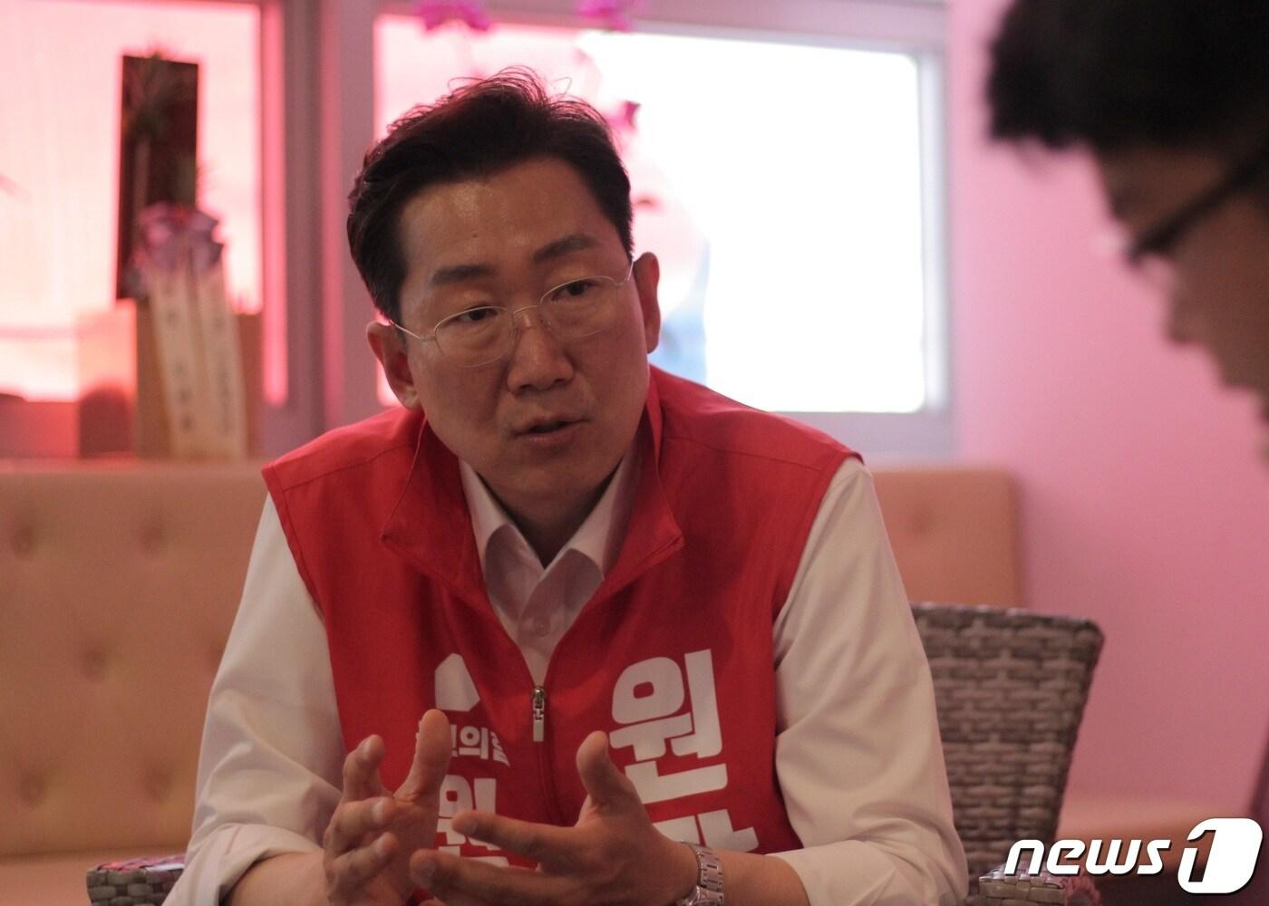 본문 이미지 - 원강수 국민의힘 강원 원주시장 후보가 원주 자신의 선거사무실에서 뉴스1과 인터뷰를 하고 있다. ⓒ News1 신관호 기자