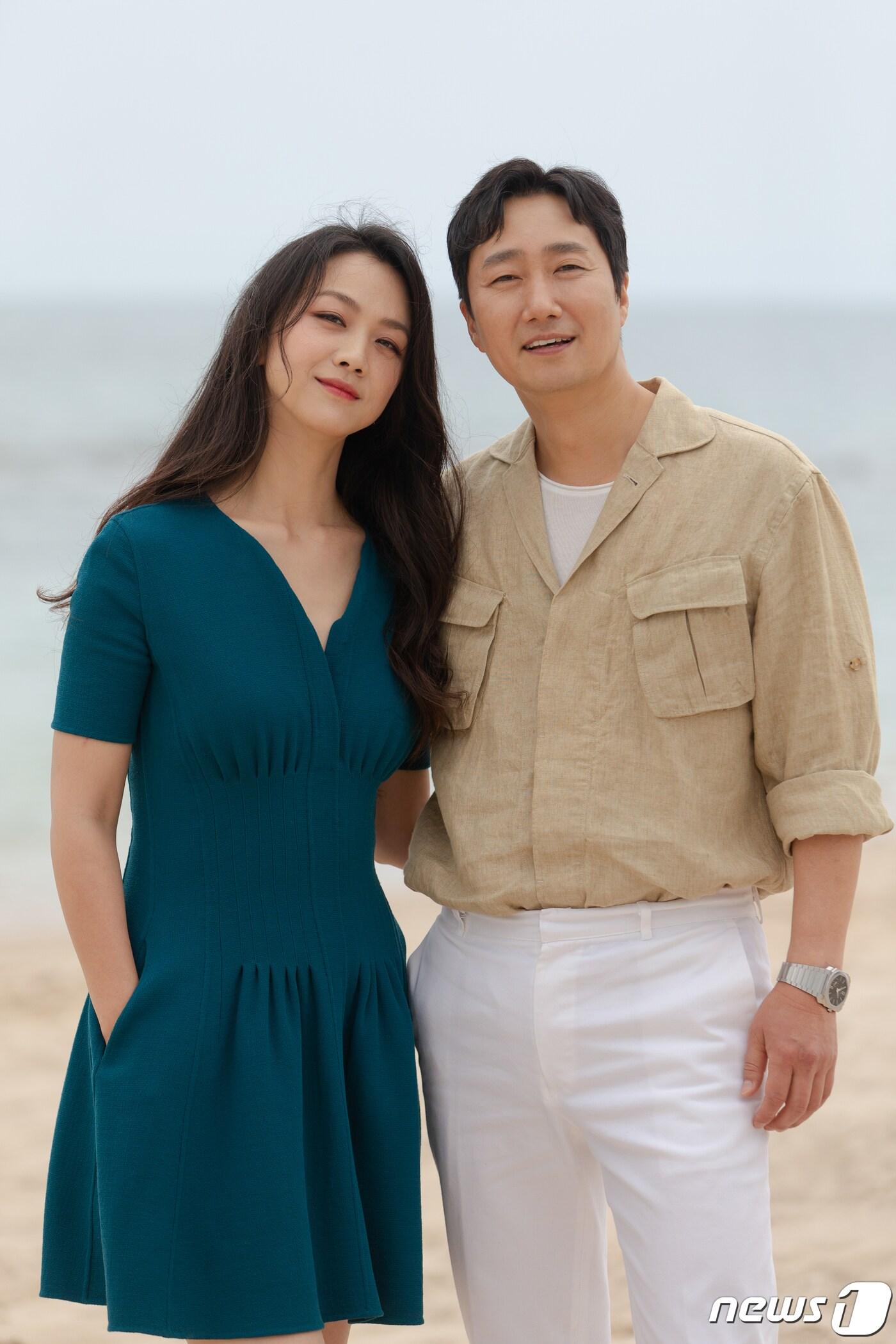 본문 이미지 - 배우 탕웨이・박해일이 22일 오후(현지시간) 제75회 칸 국제영화제가 열리고 있는 프랑스 남부 칸 ‘팔레 데 페스티벌’(Palais des Festivals) 영화진흥위원회(KOFIC) 부스에서 국내 매체 대상으로 열린 경쟁부문 진출작 영화 ’헤어질 결심' 라운드 인터뷰에 참석해 포토타임을 갖고 있다. 2022.05.24/뉴스1 ⓒ News1 이준성 프리랜서기자