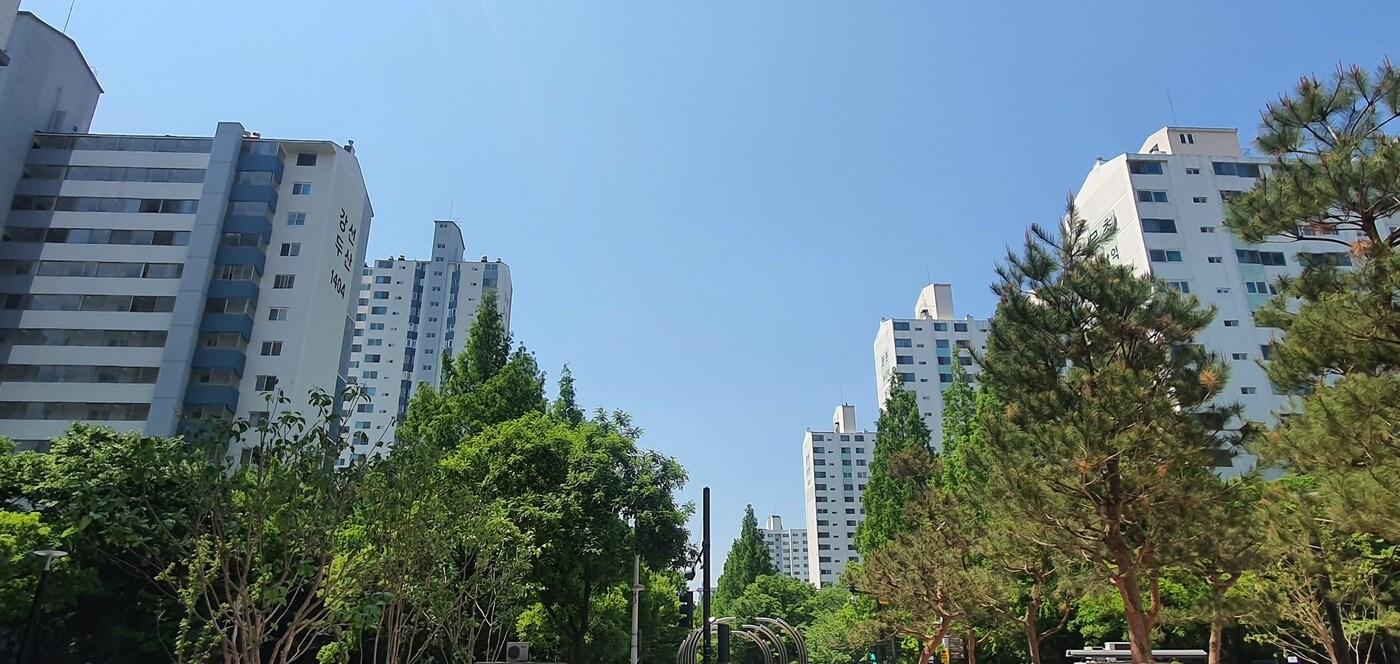 본문 이미지 - 리모델링 사업을 추진 중인 경기도 고양시 일산 강선마을14단지와 문촌마을16단지. ⓒ 뉴스1
