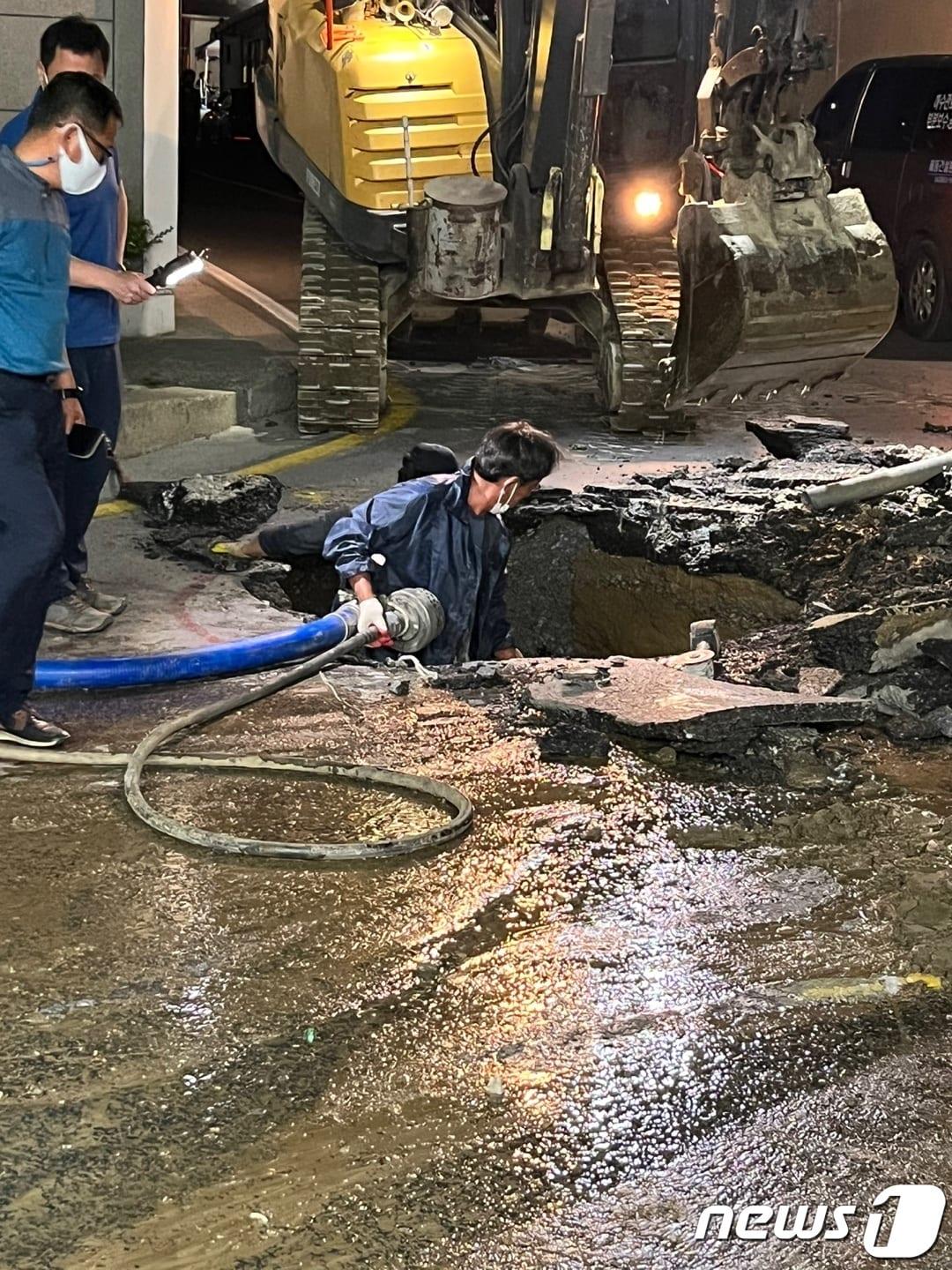 본문 이미지 - 24일 오후 제천시 신백동 도로에 발생한 싱크홀 현장에 중장비가 등을 동원해 복구작업이 진행되고 있다.2022.05.24ⓒ 뉴스1 조영석 기자
