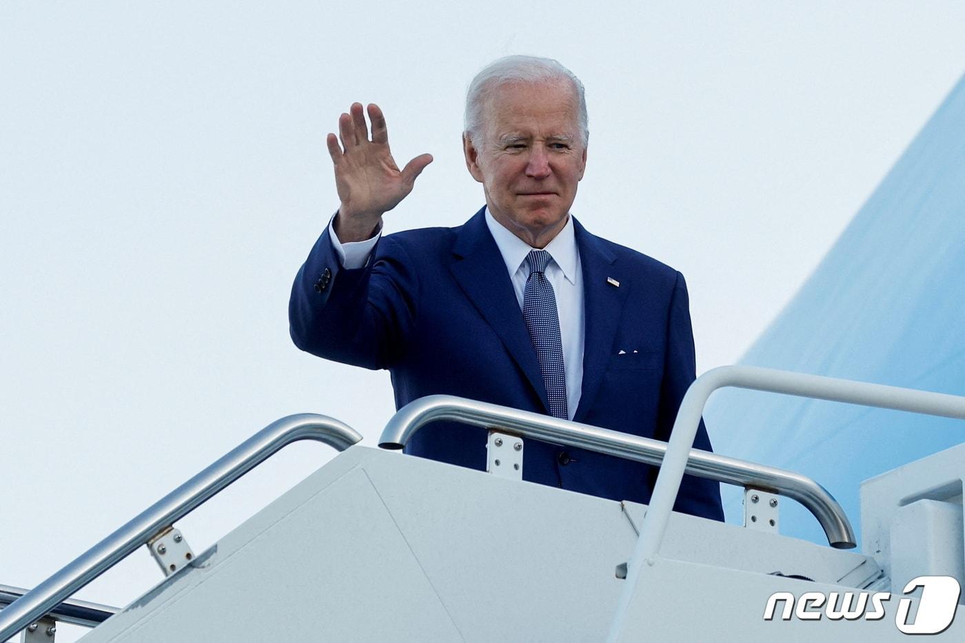 본문 이미지 - 조 바이든 미국 대통령이 2022년 5월24일 일본 요코타 공군기지에서 귀국길에 오르기 위해 에어포스원에 탑승하고 있다. ⓒ 로이터=뉴스1 ⓒ News1 김현 특파원
