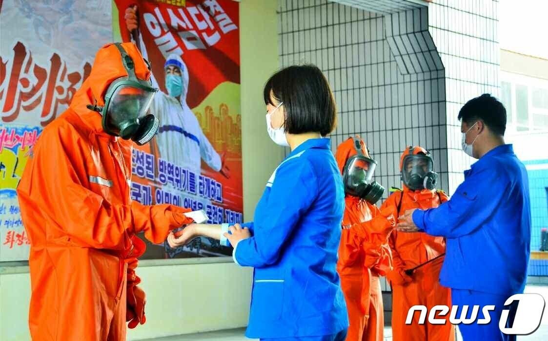 본문 이미지 - (평양 노동신문=뉴스1) = 북한의 신종 코로나바이러스 감염증(코로나19) 방역 모습. [국내에서만 사용가능. 재배포 금지. DB 금지. For Use Only in the Republic of Korea. Redistribution Prohibited] rodongphoto@news1.kr