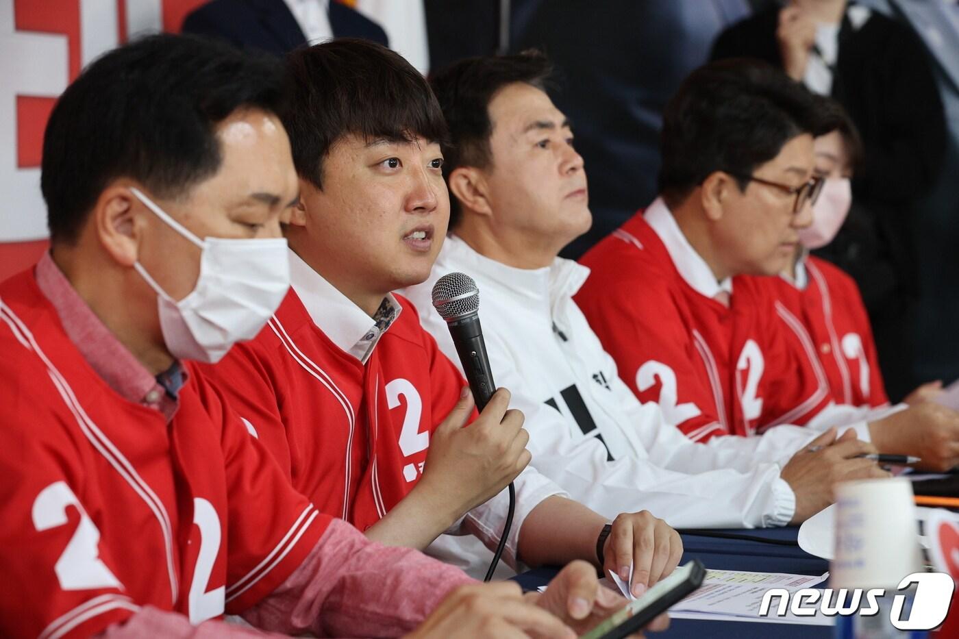 이준석 국민의힘 대표가 25일 오전 충남 천안시 서북구 김태흠 충청남도지사 후보 선거사무소에서 열린 중앙선거대책위원회 현장회의에서 발언을 하고 있다. 2022.5.25/뉴스1 ⓒ News1 이재명 기자