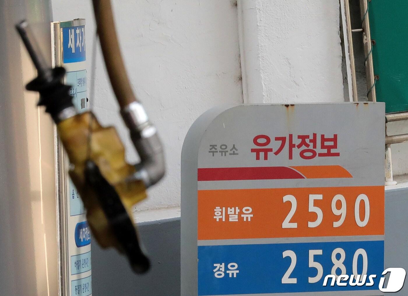 본문 이미지 - 25일 서울 시내 한 주유소에서 경유가 리터(L)당 2,000원이 넘는 가격에 판매되고 있다. 한국석유공사 유가정보서비스 오피넷에 따르면 이날 오전 9시 기준 전국 경유 판매 가격은 리터당 2001.87원이며, 경유 가격이 2,000원을 넘어선 것은 통계가 집계된 2008년 4월 이후 처음이다. 2022.5.25/뉴스1 ⓒ News1 조태형 기자