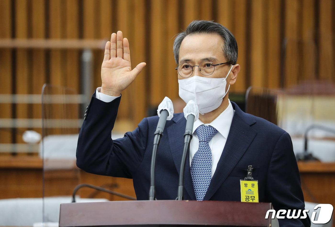김규현 국가정보원장 후보자가 25일 서울 여의도 국회에서 열린 인사청문회에서 선서하고 있다. (공동취재) 2022.5.25/뉴스1 ⓒ News1 유승관 기자