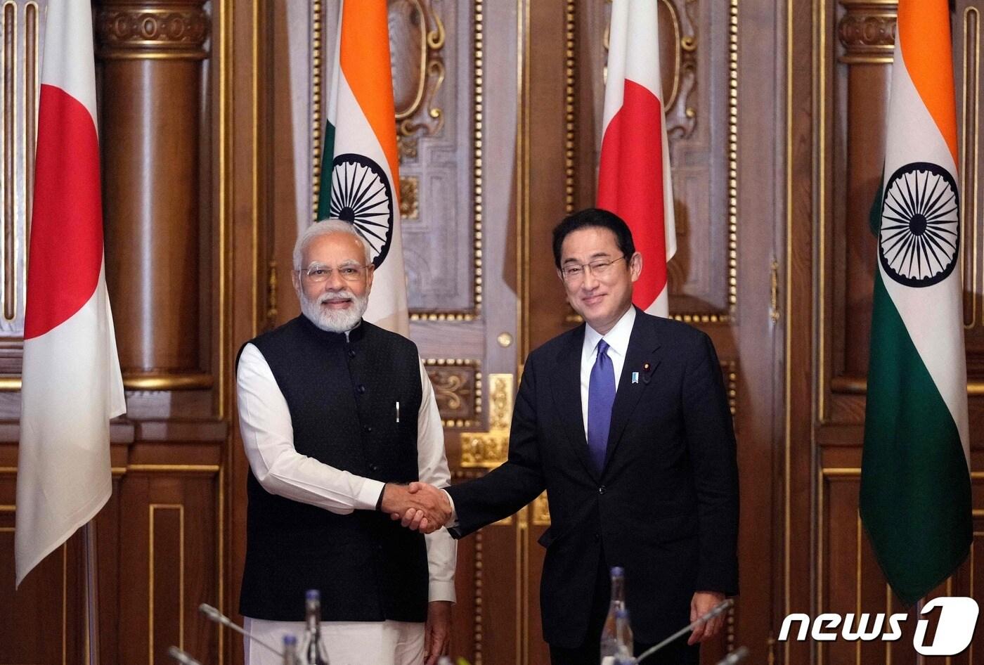 본문 이미지 - 기시다 후미오 일본 총리가 24일(현지시간) 쿼드 정상회의를 마친 뒤 도쿄 아카사카 영빈관에서 나렌드라 모디 인도 총리와 회담에 앞서 악수를 하고 있다. ⓒ AFP=뉴스1 ⓒ News1 우동명 기자