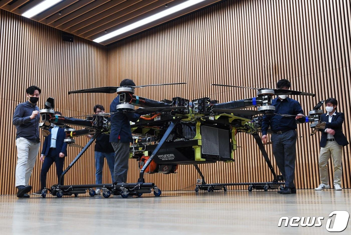 현대자동차그룹이 경기도 고양시 일산서구 현대모터스튜디오 고양에서 'AAM 테크데이 2022'행사를 열고 현대차그룹이 나아가고자 하는 미래 항공 모빌리티(AAM: Advanced Air Mobility) 비전을 소개했다고 25일 밝혔다. 사진은 'AAM 테크데이 2022'에서 최초 공개한 수소연료전지 및 배터리 하이브리드 기반 멀티콥터 ‘프로젝트N’ 기체. 배터리 기반의 일반적인 UAM 기체와 달리 수소연료시스템과 배터리를 동시에 이용해 보다 먼 거리를 효율적으로 이동할 수 있다. (현대차그룹 제공) 2022.5.25/뉴스1