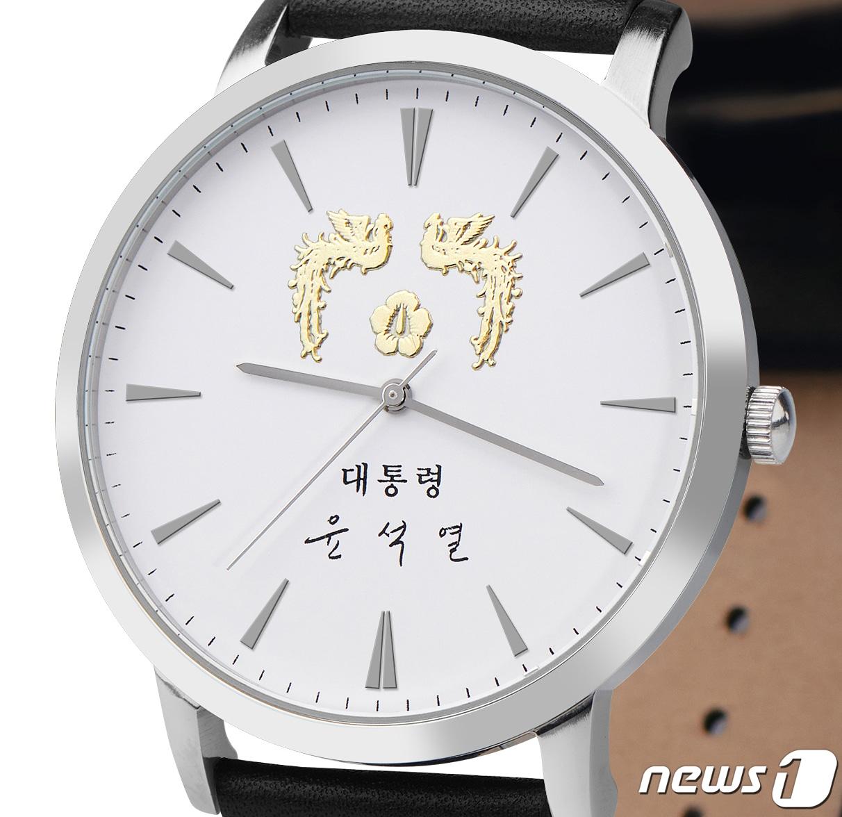 본문 이미지 - 윤석열 대통령은 25일 국민희망대표 20인을 용산 집무실로 초청해 취임 후 최초로 제작한 대통령 기념시계를 선물하고 감사의 마음을 전달한다. 윤 대통령 취임 후 기념품 1호로 제작된 이번 손목시계 뒷면에는 ‘다시 대한민국! 새로운 국민의 나라’가 새겨져 있다. (대통령실 제공) 2022.5.25/뉴스1 ⓒ News1 오대일 기자