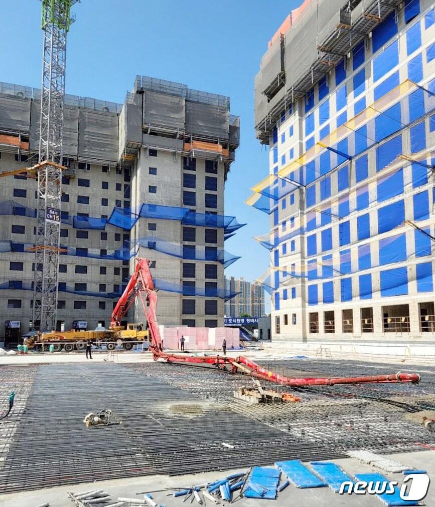 본문 이미지 - 지난 24일 오전 광주 북구 임동 한 아파트 신축공사 현장에서 콘크리트 타설 작업 중인 펌프카의 붐대가 휘어져 있다. (민주노총 건설노조 제공) 2022.5.25/뉴스1 ⓒ News1 정다움 기자