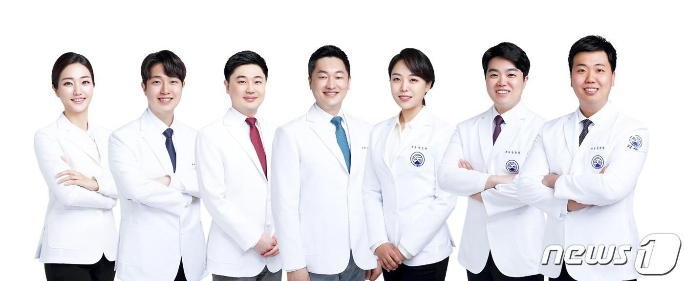 본문 이미지 - 부산자생한방병원 김하늘 병원장(가운데)과 의료진들이 사진 촬영을 하고 있다. (자생의료재단 제공) ⓒ 뉴스1