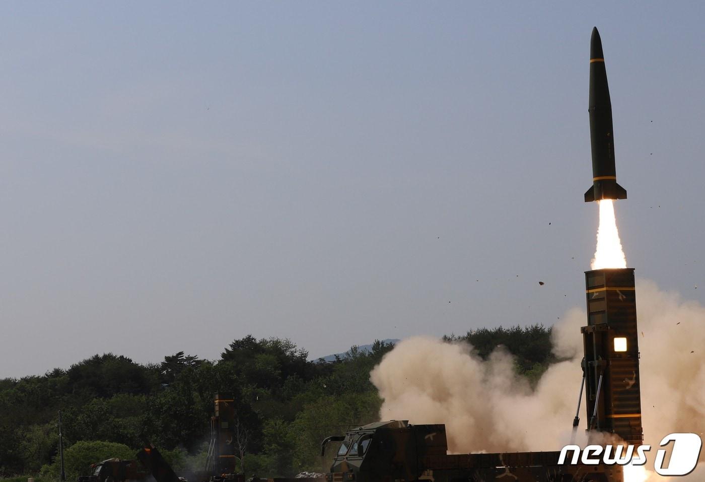 본문 이미지 - 북한이 동해상에 대륙간탄도미사일(ICBM)을 발사한 25일 우리 군과 주한미군도 '현무-Ⅱ', 에이태큼스(ATACMS) 등 지대지미사일을 1발씩 동해상으로 쏘며 대응했다. 사진은 '현무-Ⅱ' 발사. (합동참모본부 제공) 2022.5.25/뉴스1
