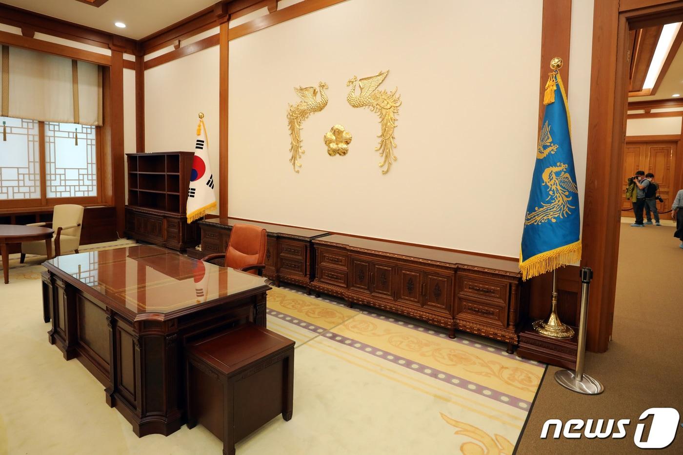 25일 오후 서울 종로구 청와대 본관 대통령 집무실이 언론에 공개되고 있다. 청와대 경내 개방에 이어 오는 26일부터 역대 대통령 집무실이 있던 청와대 본관과 대통령이 거주하던 관저도 관람할 수 있다. 2022.5.25/뉴스1 ⓒ News1 황기선 기자