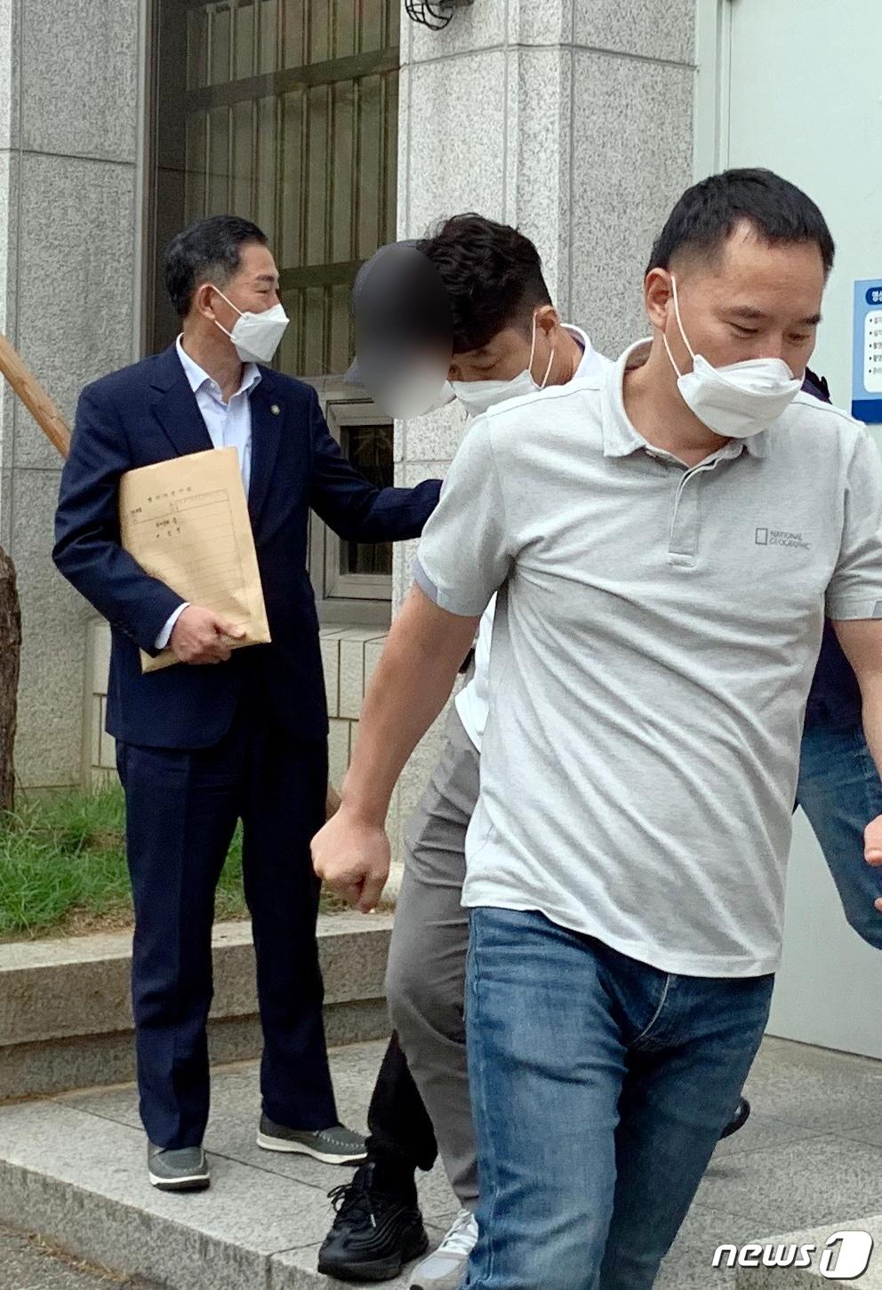 본문 이미지 - 사회 초년생들을 노예처럼 부리고 인권을 유린한 이른바 '노예 PC방 사건'을 일으킨 혐의를 받는 업주 이모씨(37)가 지난해 8월17일 오전 피의자 심문을 받은 뒤 광주지방법원을 나서고 있다.2021.9.17/뉴스1ⓒ News1
