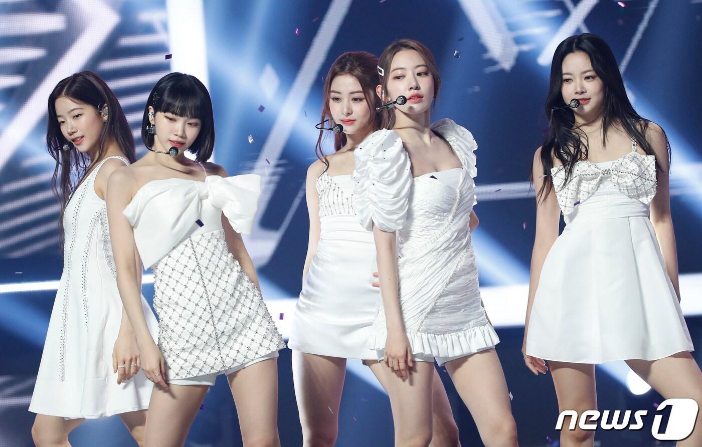 '학폭논란' 김가람이 활동 중단을 선언한 가운데 르세라핌이 5인조로도 완벽한 무대를 선보였다. ⓒ News1 권현진 기자