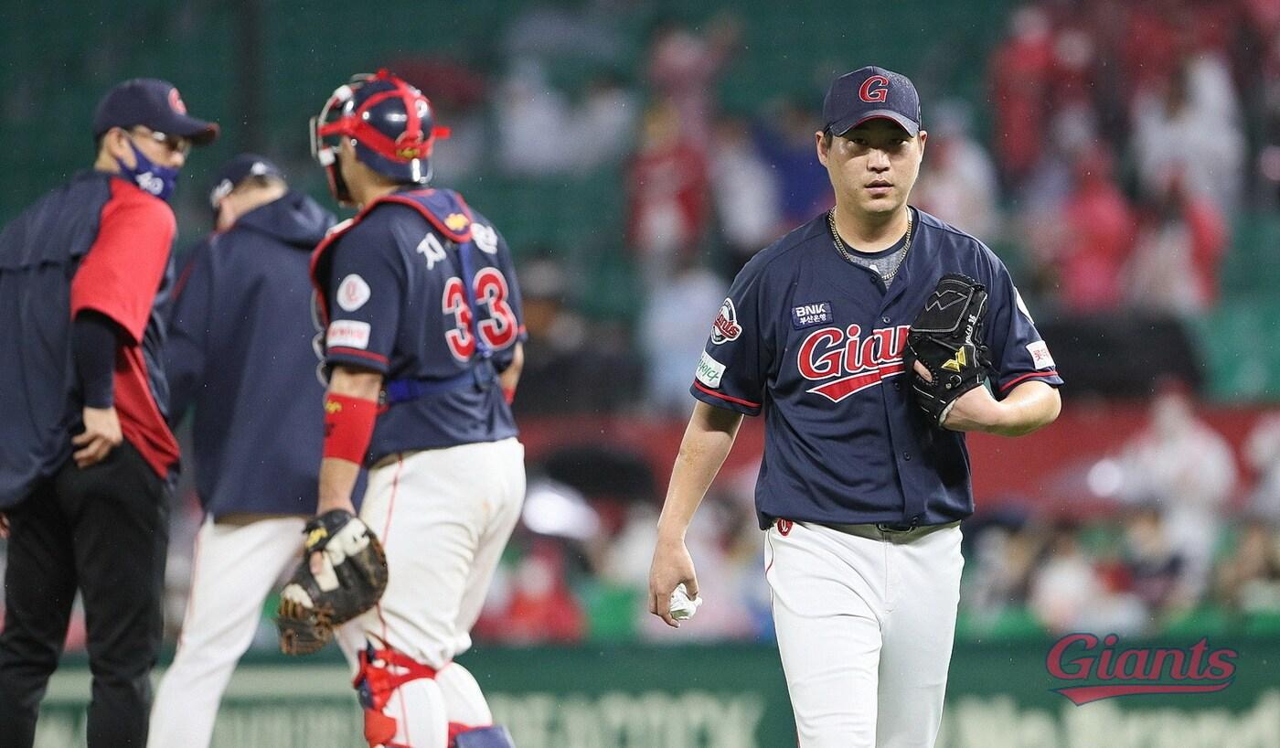 본문 이미지 - 롯데 자이언츠는 25일 KBO리그 문학 SSG 랜더스전에서 1-9 강우 콜드게임 패배를 당했다.(롯데 자이언츠 제공) ⓒ 뉴스1