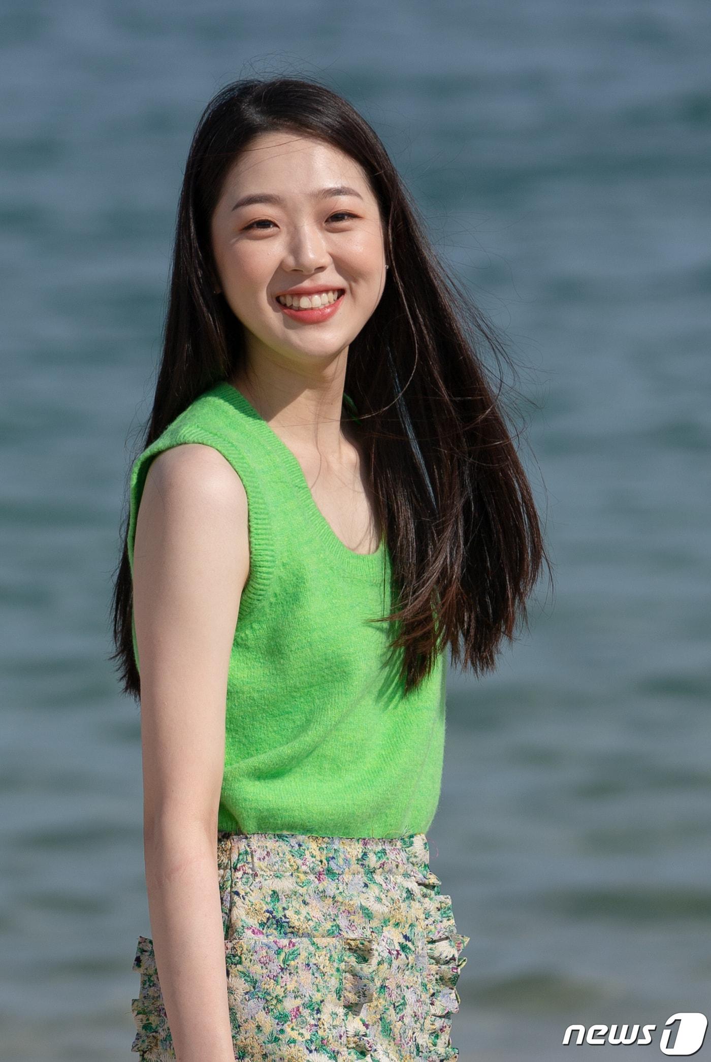 본문 이미지 - 배우 김시은이 25일 오후(현지시간) 제75회 칸 국제영화제가 열리고 있는 프랑스 남부 칸 ‘팔레 데 페스티벌’(Palais des Festivals) 영화진흥위원회(KOFIC) 부스에서 비평가주간 폐막작에 선정된 영화 ’다음 소희’ 인터뷰 사진 촬영을 하고 있다. 2022.05.25/뉴스1 ⓒ News1 이준성 프리랜서기자