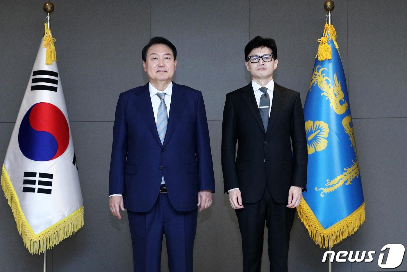 본문 이미지 - 윤석열 대통령이 26일 정부세종청사에서 한동훈 법무부 장관에게 국무위원 임명장을 수여한 후 기념촬영을 하고 있다. (대통령실사진기자단) 2022.5.26/뉴스1 ⓒ News1 안은나 기자