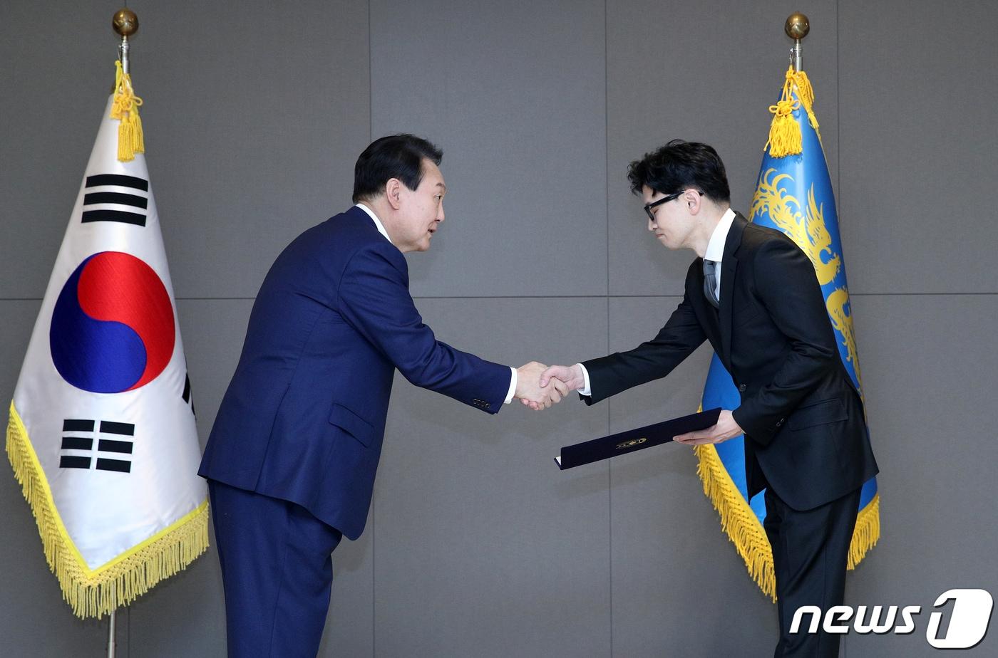 2022년 5월 26일 윤석열 대통령이 정부세종청사에서 한동훈 법무부 장관에게 국무위원 임명장을 수여하고 있다. &#40;대통령실사진기자단&#41; 2022.5.26/뉴스1 ⓒ News1 안은나 기자