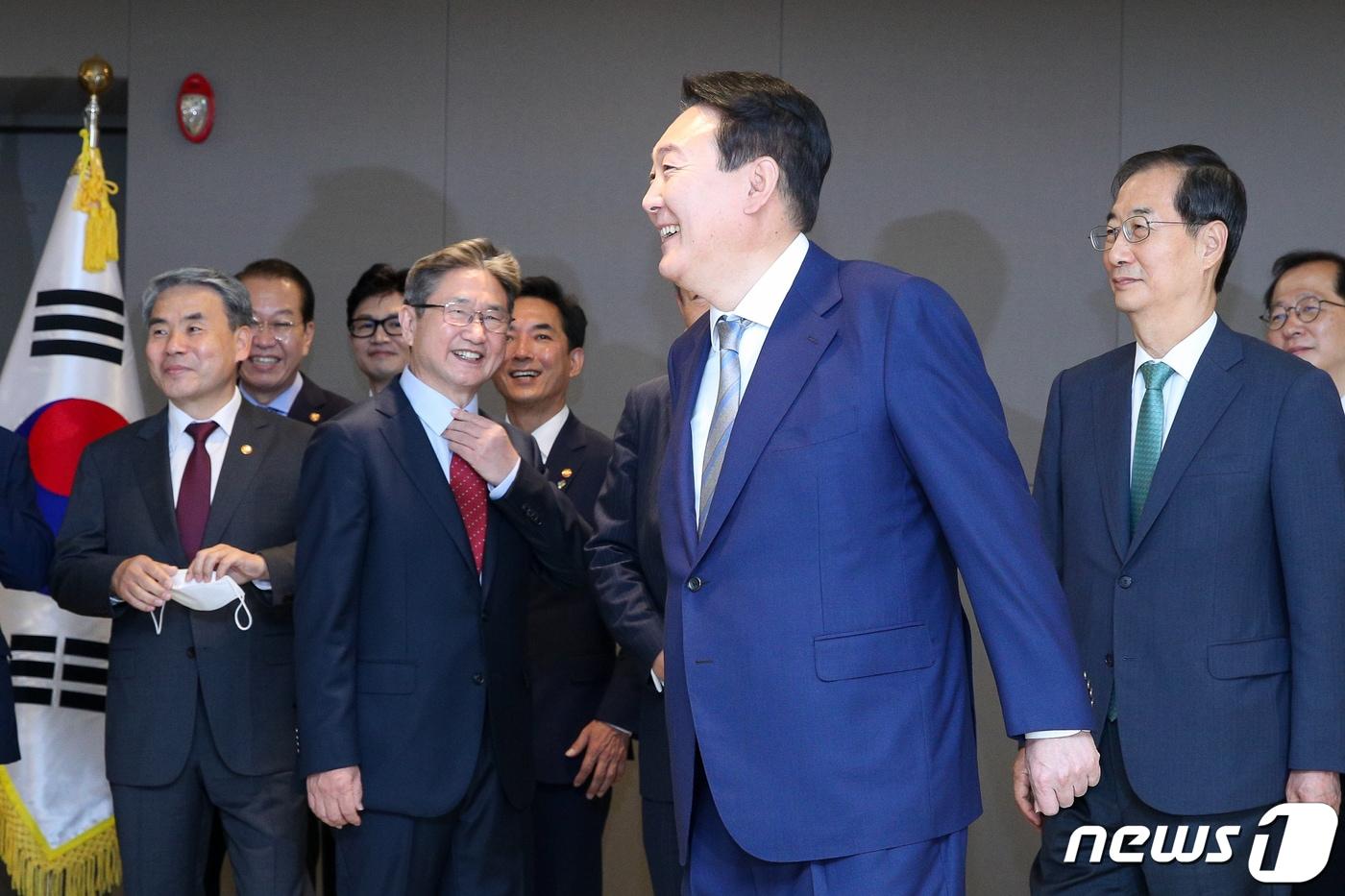 본문 이미지 - 윤석열 대통령이 26일 정부세종청사에서 열린 국무위원 임명장 수여식에서 기념촬영을 마친 후 퇴장하고 있다. (대통령실사진기자단) 2022.5.26/뉴스1 ⓒ News1 안은나 기자