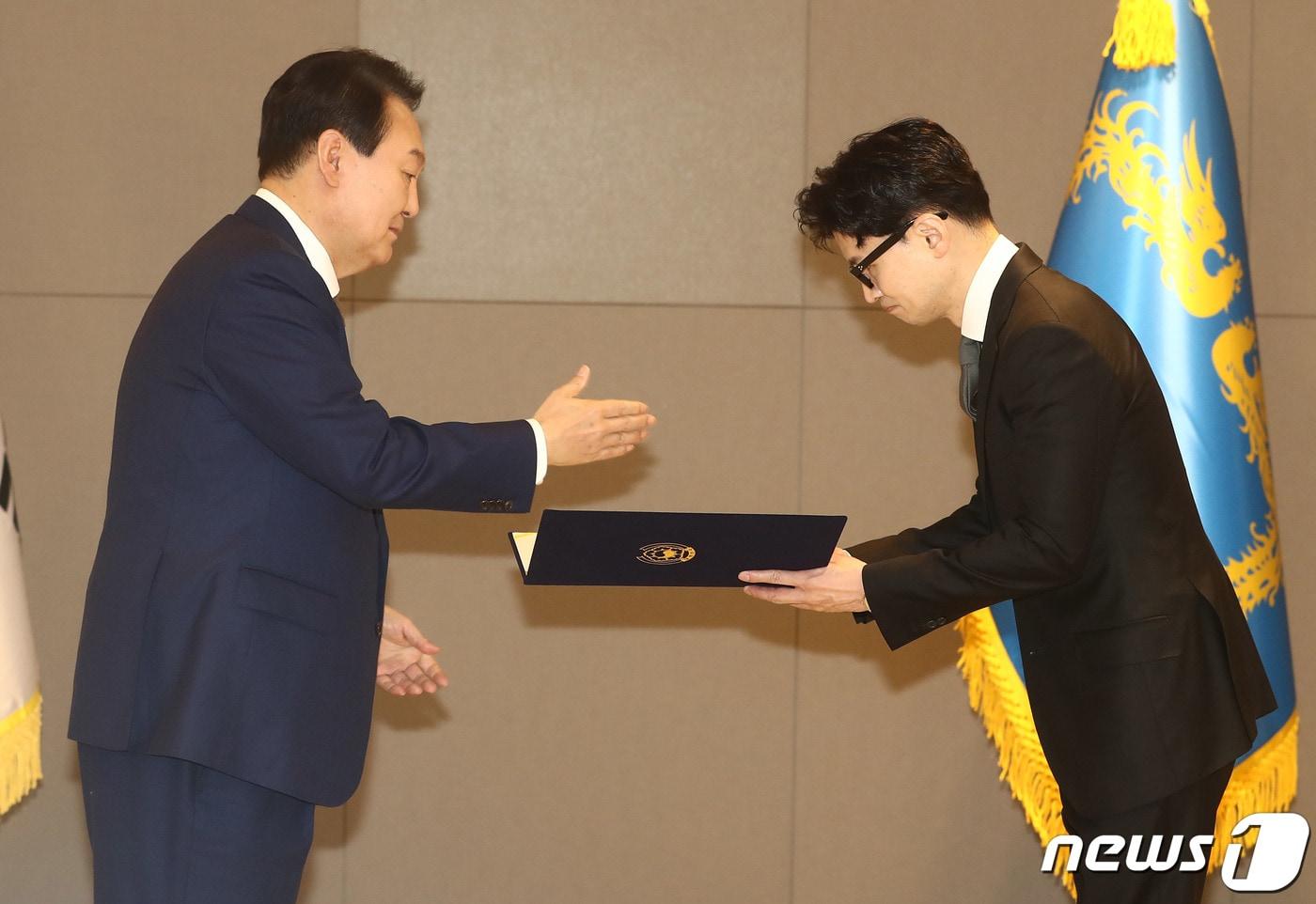 본문 이미지 - 2022년 5월 26일 윤석열 대통령이 정부세종청사에서 한동훈 법무부 장관에게 임명장을 수여 하고 있는 모습. (대통령실사진기자단) 2022.5.26 ⓒ 뉴스1 안은나 기자