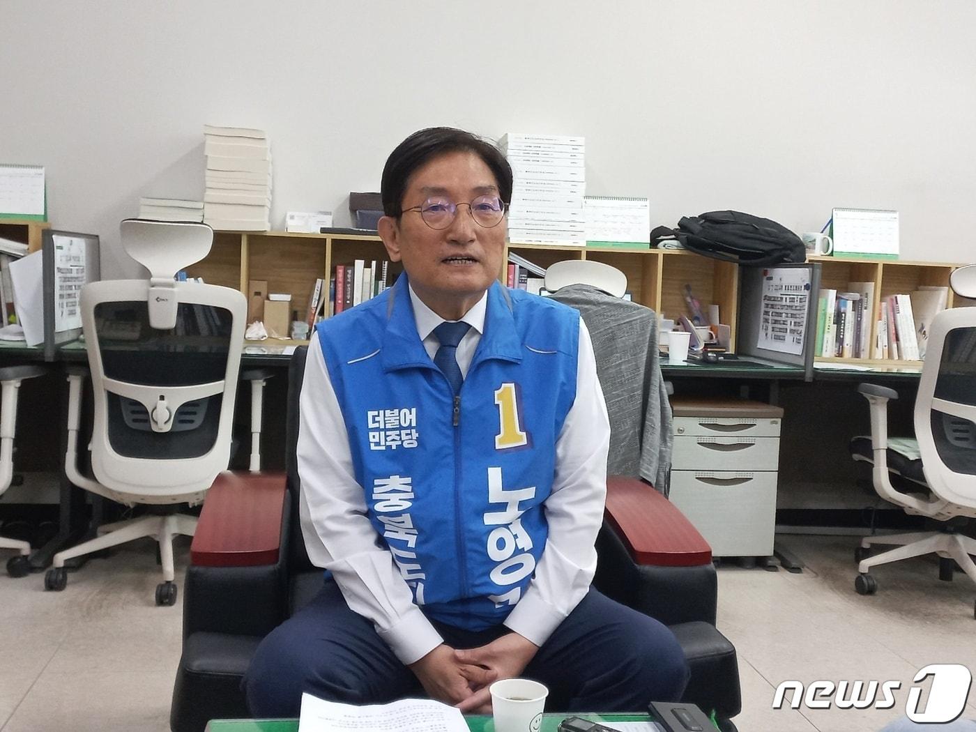 본문 이미지 - 더불어민주당 노영민 충북지사 후보가 26일 충북도청 기자실을 찾아 "SK하이닉스 M17 라인 청주 공장 증설이 확정됐다"고 밝혔다. ⓒ 뉴스1