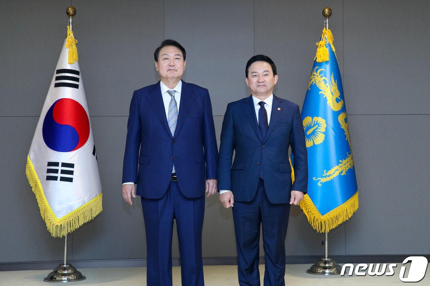 본문 이미지 - 윤석열 대통령과 원희룡 전 국토교통부 장관 2022.5.26/뉴스1 ⓒ News1 안은나 기자