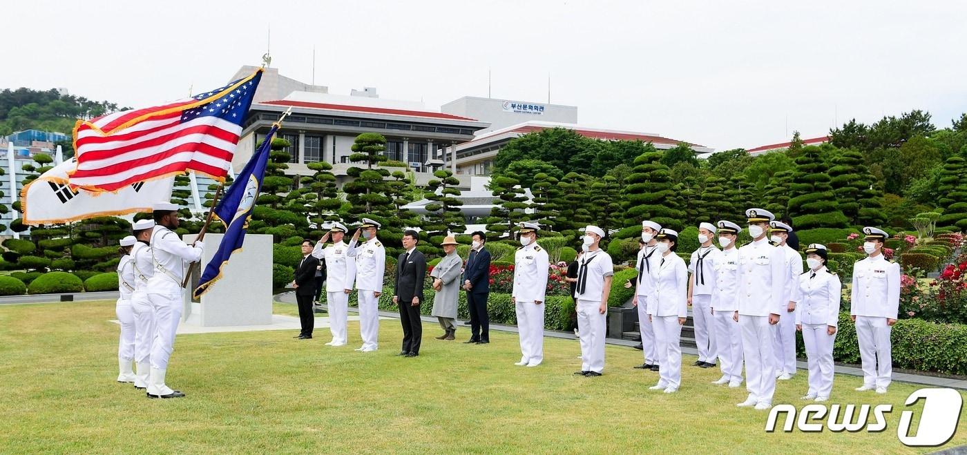 본문 이미지 - 해군작전사령부와 주한미해군사령부 장병들이 부산 남구 유엔기념공원에서 6ㆍ25전쟁 당시 전사한 미군 참전용사들을 추모하는 모습.(해군 제공)ⓒ 뉴스1