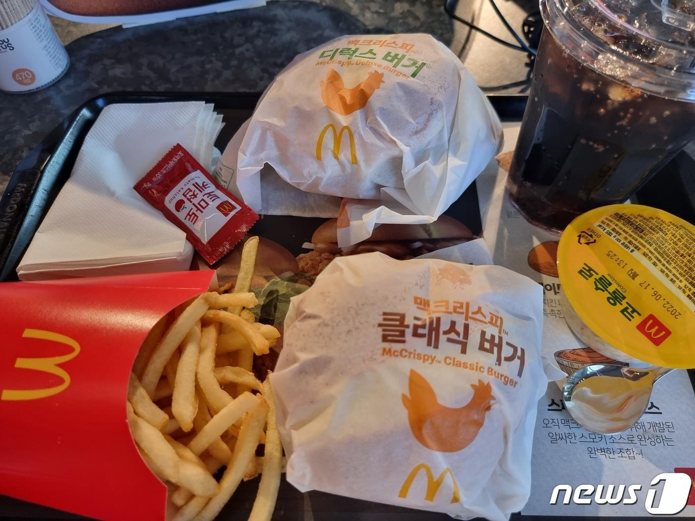 본문 이미지 - 맥도날드의 신메뉴 '맥크리스피 클래식 버거'와 '맥크리스피 디럭스 버거.ⓒ 뉴스1 이상학 기자