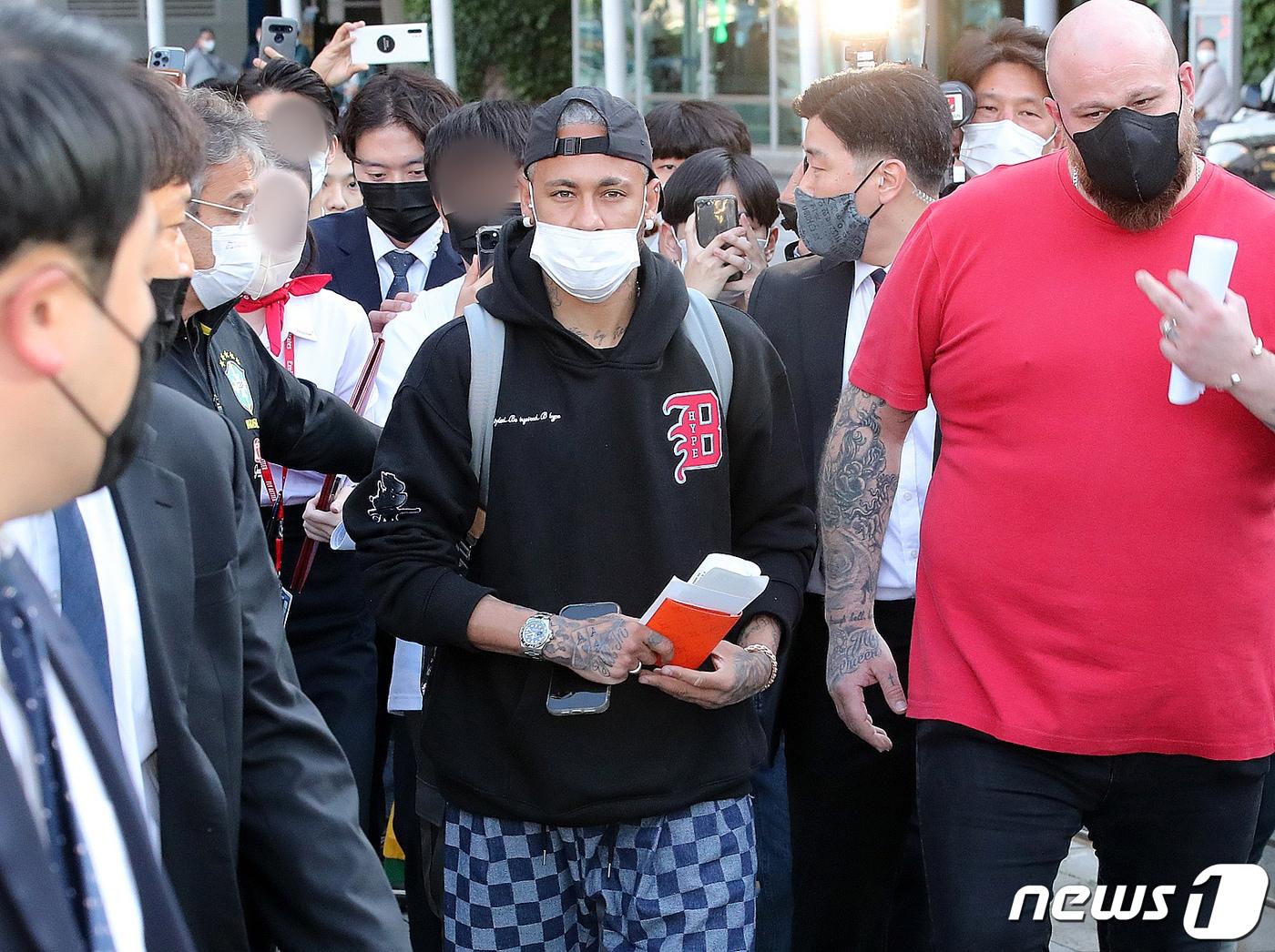 본문 이미지 - 인천공항에 도착한 네이마르.ⓒ News1 김진환 기자