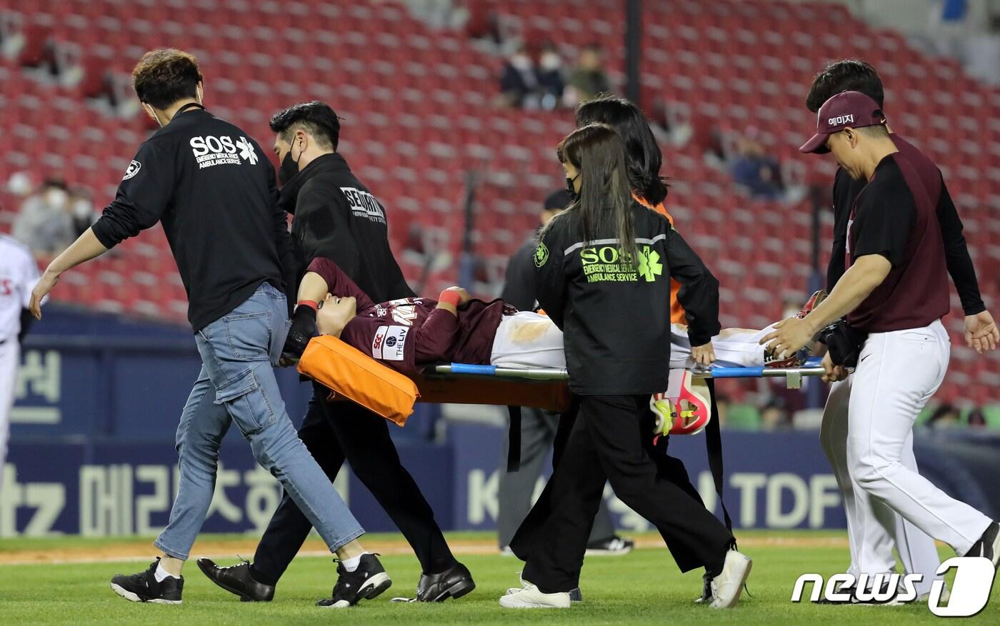 26일 오후 서울 송파구 잠실야구장에서 열린 프로야구 '2022 신한은행 SOL KBO리그' 키움 히어로즈와 LG트윈스와의 경기 9회말 1사 1,3루 상황에서 키움 김태진이 수비를 하던 중 부상을 당해 들것에 실려나가고 있다. 2022.5.26/뉴스1 ⓒ News1 장수영 기자