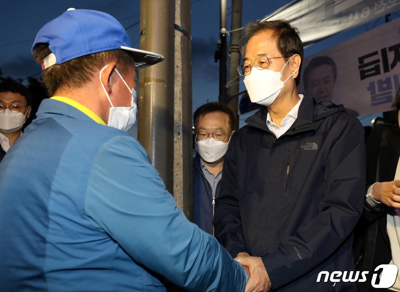 본문 이미지 - 한덕수 국무총리가 27일 오전 서울 구로구 남구로역 인근 새벽인력시장을 찾아 일용직 노동자들과 대화를 나누고 있다. 2022.5.27/뉴스1 ⓒ News1 박지혜 기자