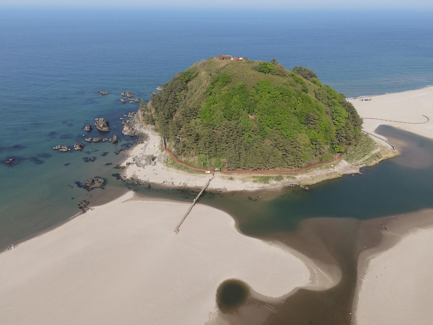 본문 이미지 - 하늘에서 본 삼척 덕봉산. (한국관광공사 제공)ⓒ News1 