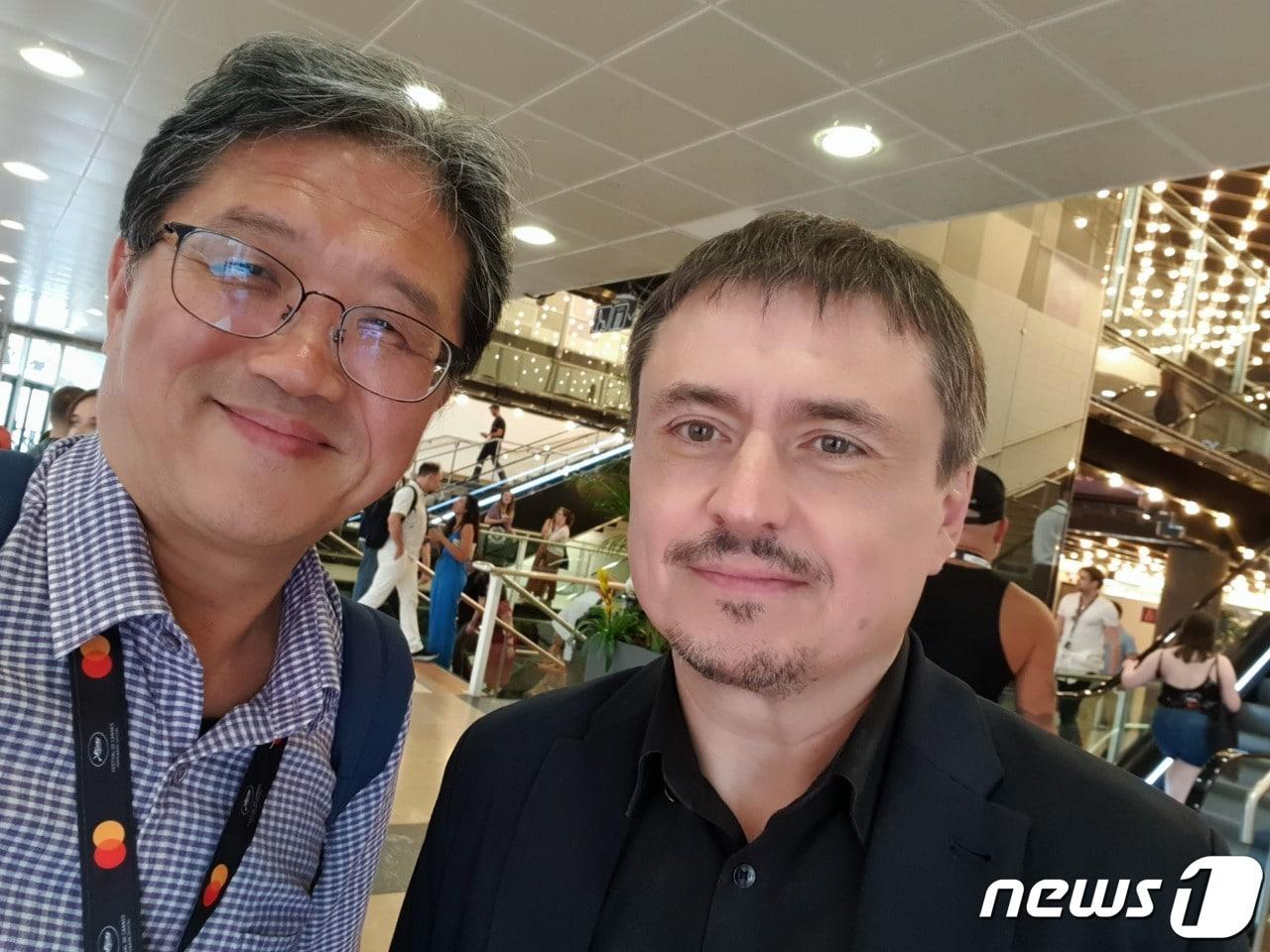 본문 이미지 - 전찬일 평론가(왼쪽) 루마니아 크리스티안 문쥬 감독 ⓒ 뉴스1 / 전찬일 평론가 제공