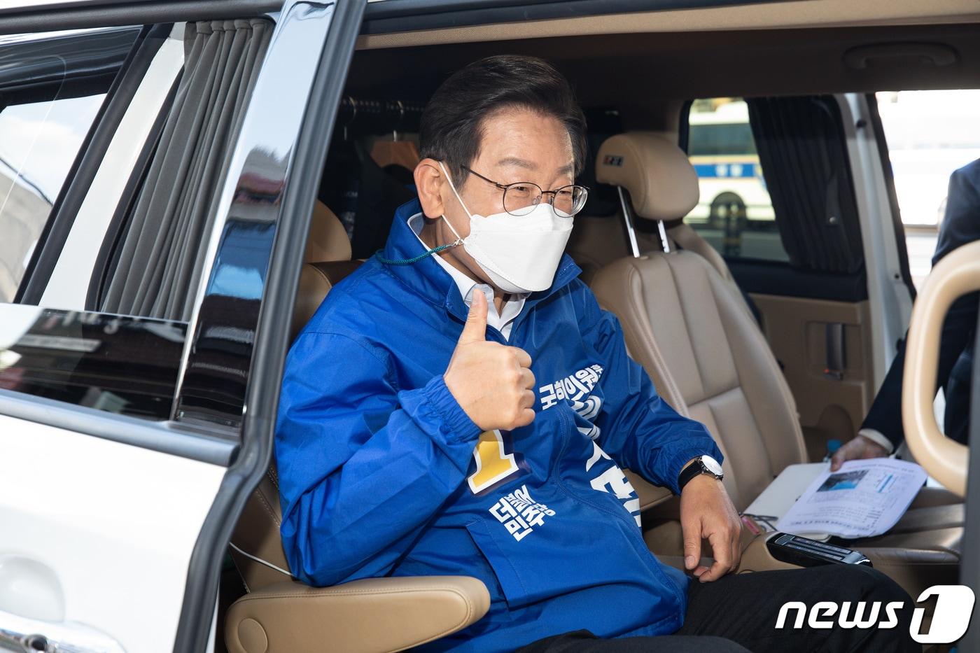 이재명 더불어민주당 계양을 국회의원 후보가 27일 인천 경인교대입구역에서 출근길 인사를 마친 후 사전투표소로 이동하며 엄지를 들어보이고 있다. (자료사진) 2022.5.27/뉴스1 ⓒ News1 유승관 기자