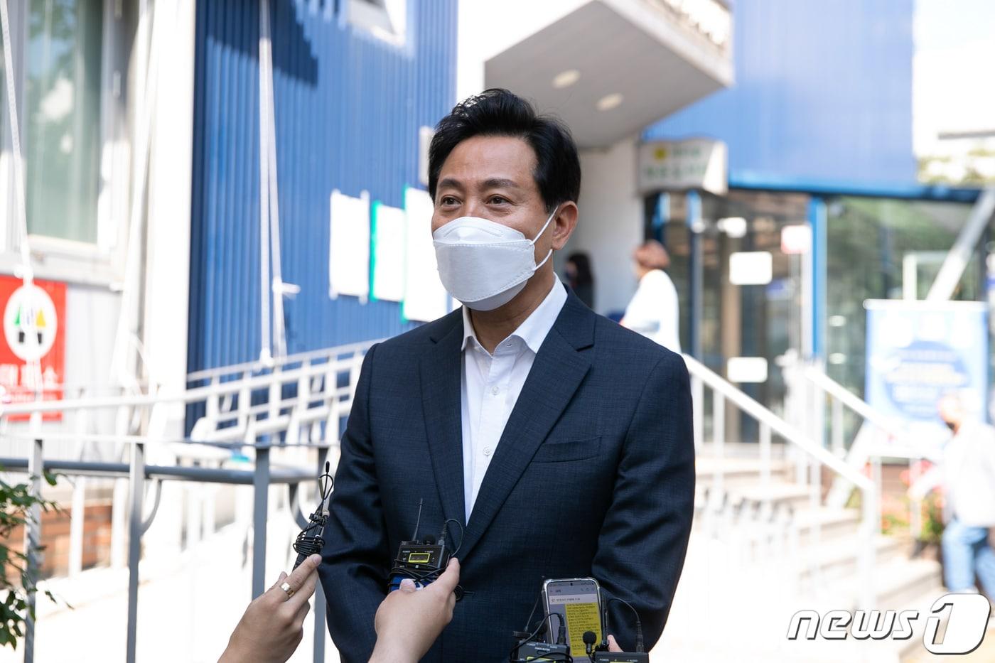 본문 이미지 - 오세훈 국민의힘 서울시장 후보가 27일 오전 서울 광진구 자양3동 주민센터에 마련된 사전투표소에서 제8회 전국동시지방선거·국회의원 보궐선거 투표를 한 후 기자들의 질문을 받고 있다. 2022.5.27/뉴스1 ⓒ News1 국회사진취재단