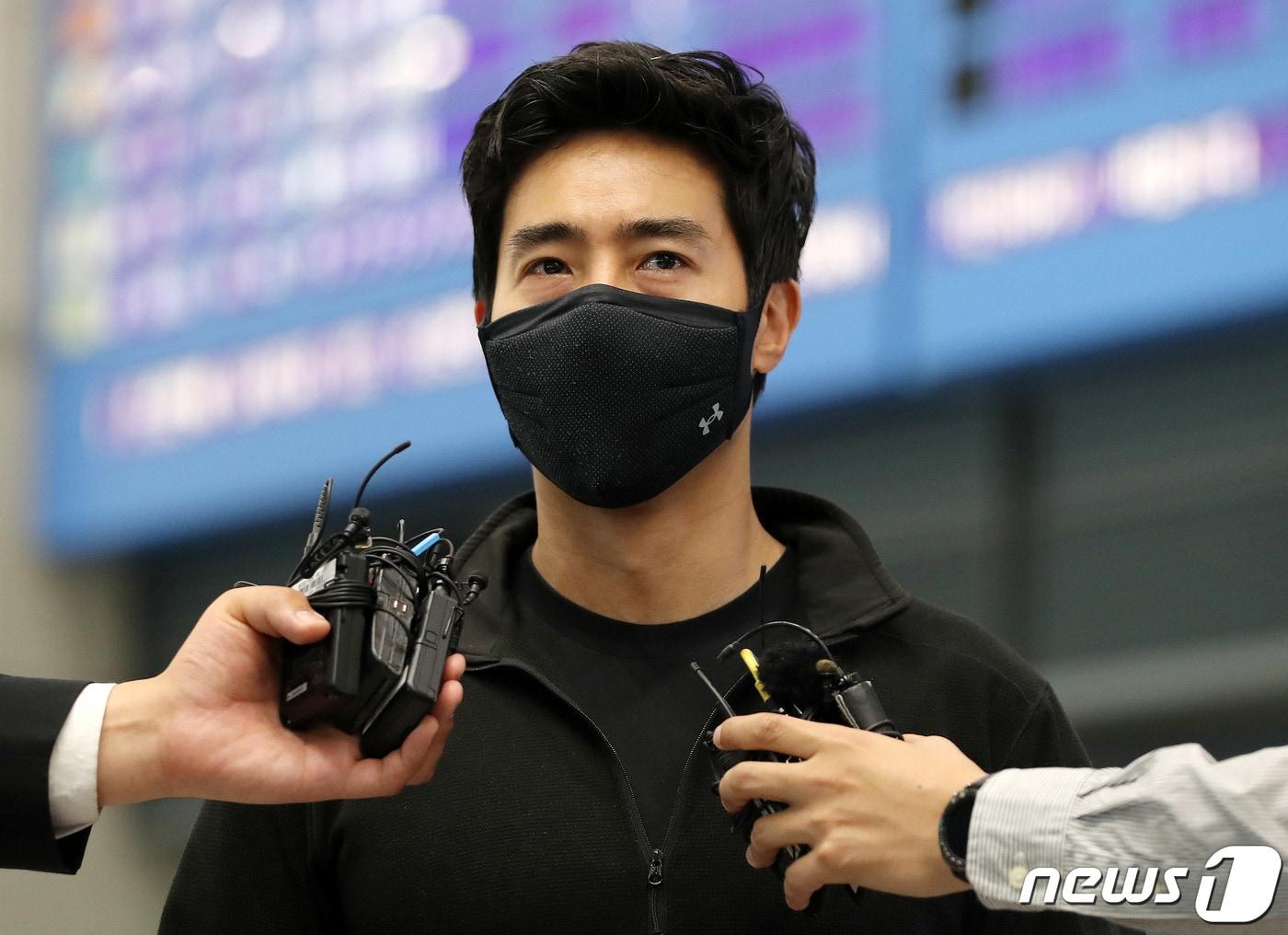 본문 이미지 - 우크라이나 국제 의용군으로 참전한 유튜버 이근(38) 전 대한민국 해군 특수전전단(UDT/SEAL) 대위가 27일 인천공항을 통해 귀국해 취재진 질문에 답하고 있다. 2022.5.27/뉴스1 ⓒ News1 박세연 기자