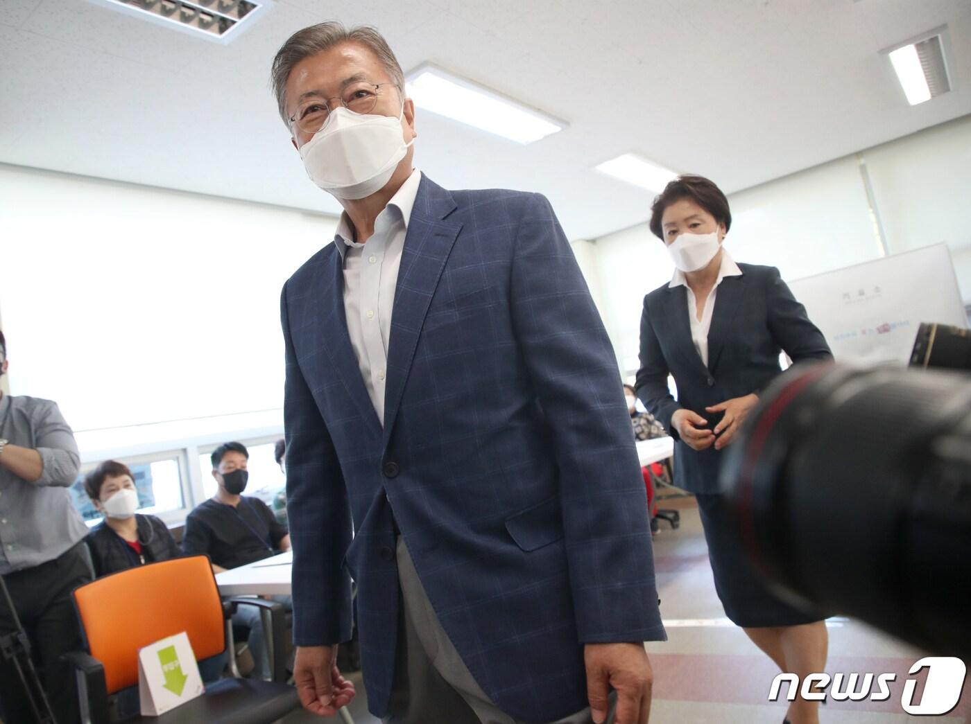 본문 이미지 - 문재인 전 대통령과 부인 김정숙 여사가가 제8회 전국동시지방선거 사전투표 첫날인 27일 경남 양산시 하북면 하북면주민자치센터에서 사전투표를 마치고 이동하고 있다. 2022.5.27/뉴스1 ⓒ News1 김영훈 기자