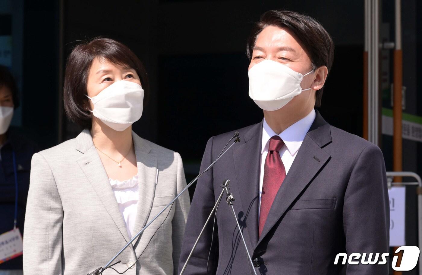 본문 이미지 - 제8회 전국동시지방선거와 국회의원 보궐선거의 사전투표 첫날인 27일 오전 안철수 국민의힘 성남 분당갑 국회의원 후보자와 부인 김미경 교수가 경기도 성남시 분당구 야탑1동행정복지센터에 마련된 사전투표소에서 투표를 마치고 기자들의 질문에 답변을 하고 있다. 2022.5.27/뉴스1 ⓒ News1 국회사진취재단