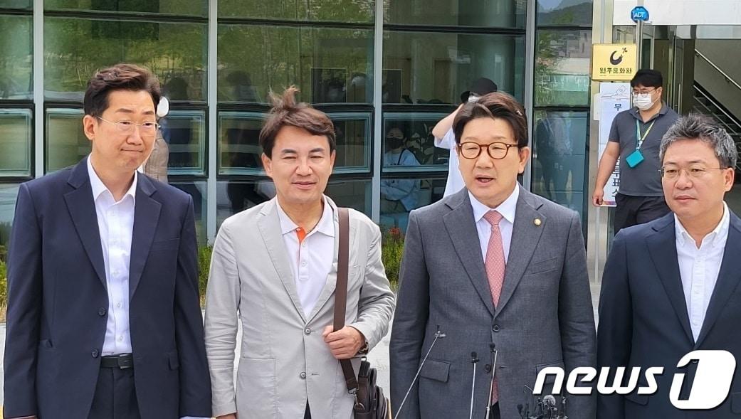 본문 이미지 - 국민의힘 권성동 원내대표와 6‧1지방선거에 나서는 김진태 강원지사 후보, 박정하 원주 갑 국회의원 후보, 원강수 원주시장 후보가 27일 강원 원주문화원에서 사전투표를 마친 뒤 기자회견을 하고 있다. 2022.5.27/뉴스1 ⓒ News1 신관호 기자
