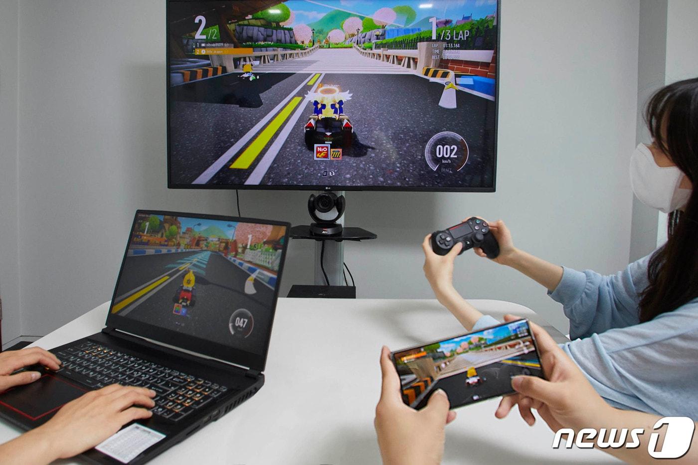 본문 이미지 - 넥슨 직원들이 '카트라이더: 드리프트'를 PC, 콘솔, 모바일로 모두 즐기는 모습(넥슨 제공)ⓒ 뉴스1