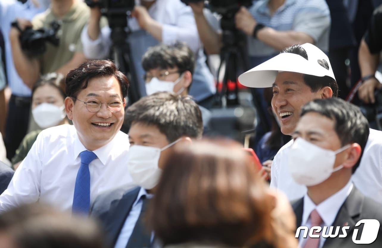 본문 이미지 - 송영길 더불어민주당(왼쪽), 오세훈 국민의힘 서울시장 후보가 지난 27일 서울 동작구 보라매공원에서 열린 신림선 도시철도 개통행사에서 대화하고 있다. (송영길 후보 캠프 제공) 2022.5.27/뉴스1 ⓒ News1 유승관 기자