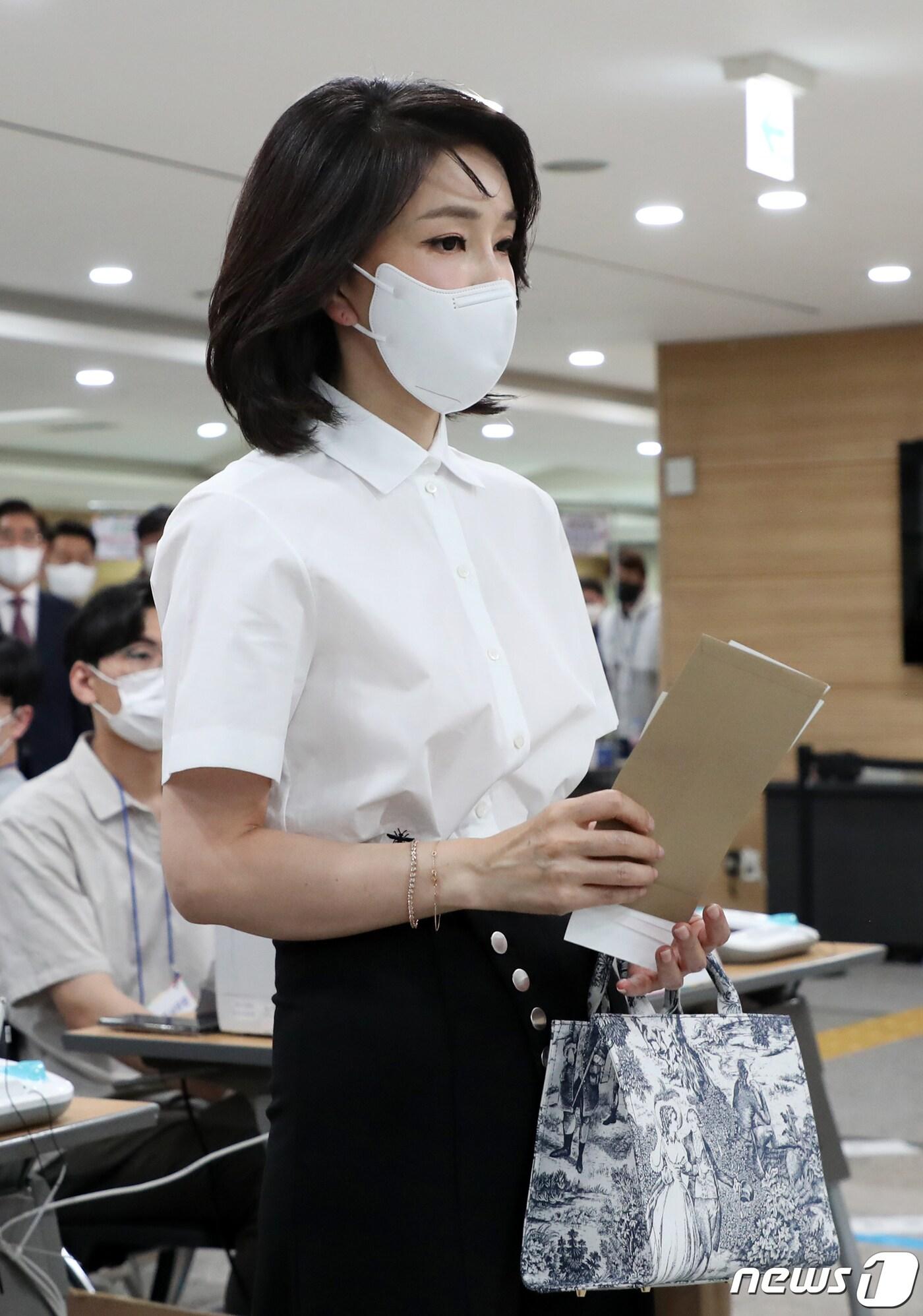 본문 이미지 - 윤석열 대통령 부인 김건희 여사가 27일 용산구의회에 마련된 제8회 전국동시지방선거·국회의원 보궐선거 사전투표소에서 투표를 하기 위해 대기하고 있다. (대통령실사진기자단) 2022.5.27/뉴스1 ⓒ News1 오대일 기자