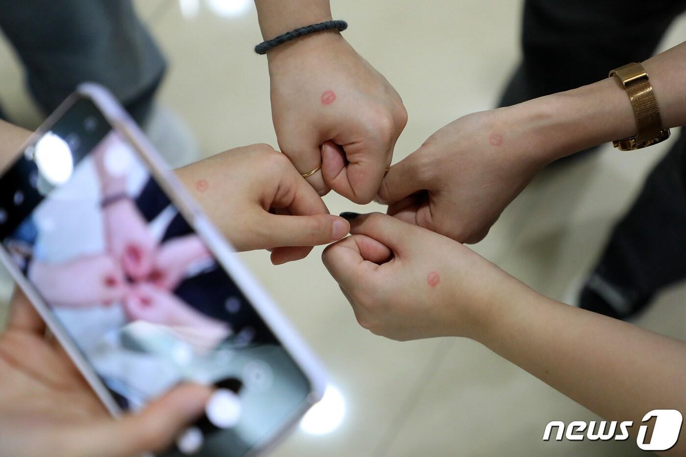 제8회 전국동시지방선거 사전투표 첫날인 27일 대구의 한 사전투표소에서 유권자들이 투표 인증샷을 남기고 있다. ⓒ News1 공정식 기자