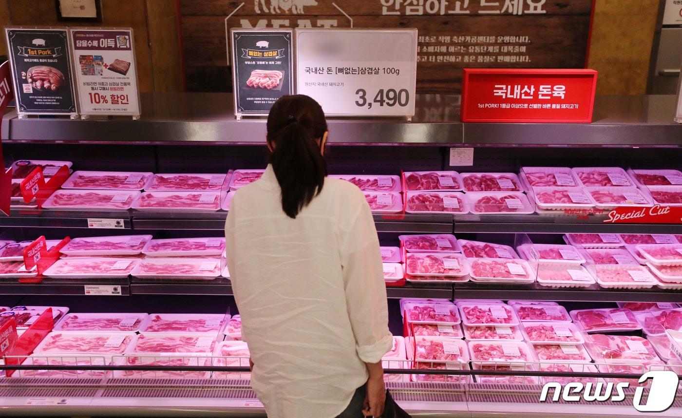 27일 서울 한 대형마트 정육매장에서 시민들이 돼지고기를 살펴보고 있다. 2022.5.27/뉴스1 ⓒ News1 김진환 기자
